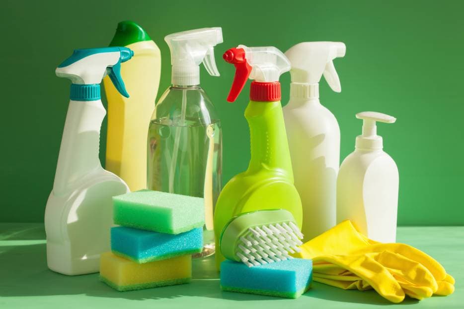 Cómo elegir desinfectantes eficaces sin dañar materiales