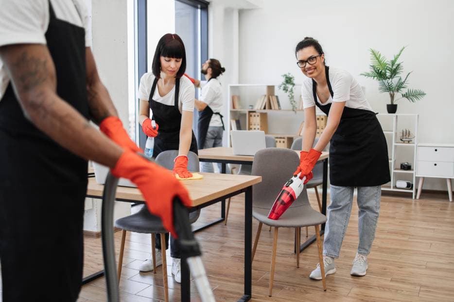 ¿Cómo se implementa la automatización en los servicios de limpieza?